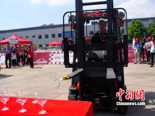 叉車比賽視頻，賽場上的友情與激情展現(xiàn)！